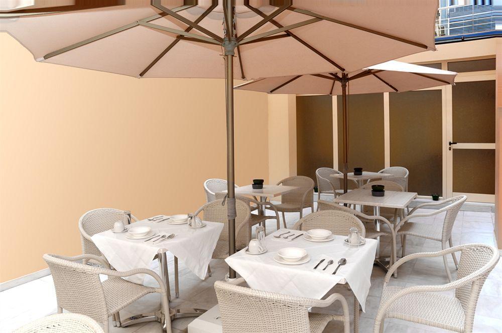 Efplias Hotel Apartments Pire Dış mekan fotoğraf