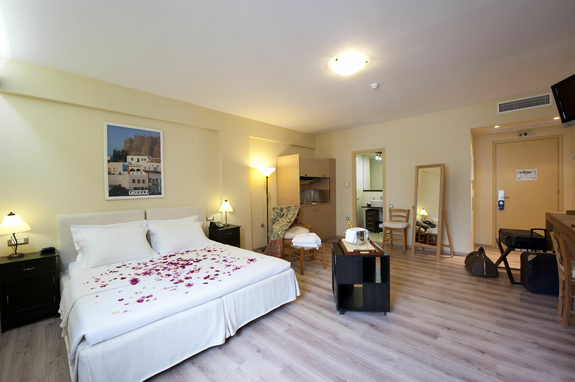 Efplias Hotel Apartments Pire Dış mekan fotoğraf